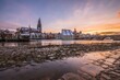 Sonnenuntergang während Hochwasser des Flusses Donau im Winter 2021 in Regensburg mit Blick auf den Dom die Altstadt und überschwemmte Promenade und der steinerne Brücke, Deutschland