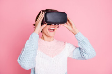 Poster - Photo portrait of amazed girl in vr-headset isolated on pastel pink colored background