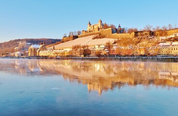 Wall Mural - Würzburg, Main, Festung Marienberg, Wintermorgen