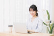 © garage38 - 部屋でノートパソコンを使う若い女性