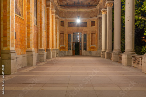 Obraz Dibond Night view of arcade in the Trinkhalle building in German spa town Baden Baden