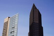 Moderne Architektur in Berlin: Zwei Hochhäuser am Potsdamer Platz bei Sonnenschein und blauem Himmel