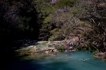 Canvas Print - Cascadas de agua color azul turquesa, en Comala Jalisco Cerca de Tapalpa pueblo magico