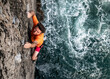 © Alun Richardson/Westend61 - Passionate male rock climber climbing rocky cliff by sea