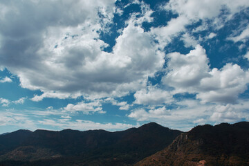 Wall Mural - cielo azul con nubes con fondo de montañas 