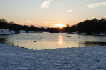 Wall Mural - Lac sous la neige avec coucher de soleil