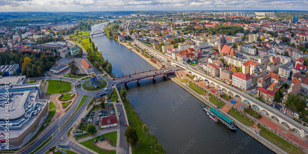 Panoramiczny widok z lotu ptaka na Wieżę Dominanta, Most Staromiejski i Bulwar w centrum miasta Gorzów Wielkopolski	 - obrazy, fototapety, plakaty 
