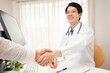 © hirota - 患者と握手する若い医者,ドクター