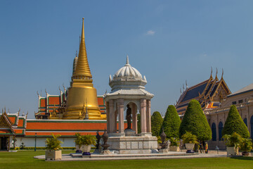 Canvas Print - Mesmerizing view of Bangkok Grand palace with decorative trees under the clear sk