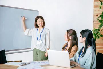 Wall Mural - 服装自由な会社で働く会社員
