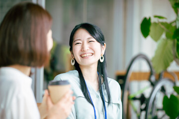 Poster - ホットドリンクを飲んでおしゃべりする女性
