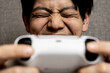 © hirota - ゲーム中毒の若い男性,寝癖のある男性,ゲームコントローラーをもつ男,