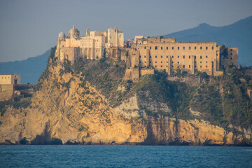 Wall Mural - Palazzo d'Avalos , également connu sous le nom d'ancienne prison des Bourbons, qui domine toute l'île de Procida depuis les hauteurs de Terra Murata.