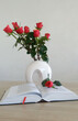 Różę z książką.