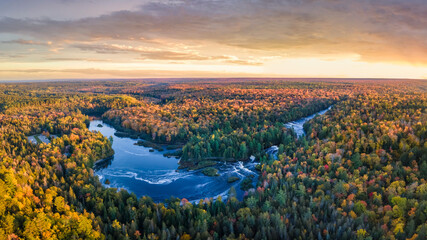 Canvas Print - Beautiful sunset of Lower Tahquamenon Falls basin in Autumn - Tahquamenon State Park in the Michigan Upper Peninsula - waterfall