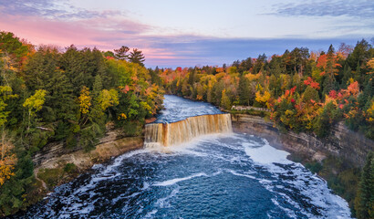 Canvas Print - Beautiful morning dawn at Upper Tahquamenon Falls in Autumn - Michigan State Park in the Upper Peninsula - waterfall