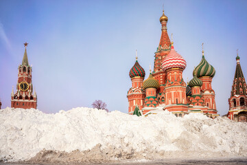 Fototapete - Snow pile near St. Basil's Cathedral and Spasskaya tower. Winter in Moscow, Russia.