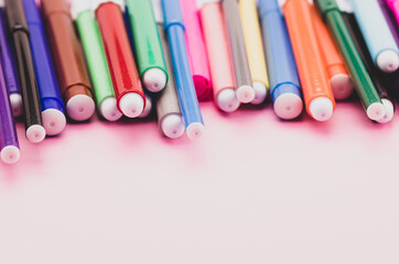 Canvas Print - Closeup shot of colorful markers on a pink background