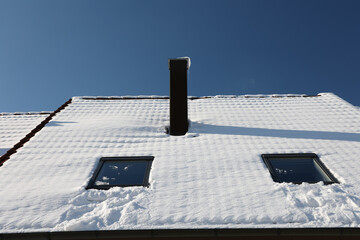 Sticker - Beautiful view of a roof with a chimney covered with snow in winter