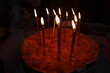 świeczki na torcie urodzinowym radość