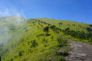 Pemandangan jalur pendakian Gunung Merbabu Indonesia / Hiking Road Merbabu Mountain Indonesia 3