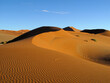 Dünenlandschaft in Afrika mit Sandwellen und blauem Himmel