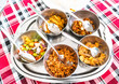 Ryż i curry, kurczak i warzywa tradycyjne danie kuchni Sri Lanki i Indii podane w restauracji.