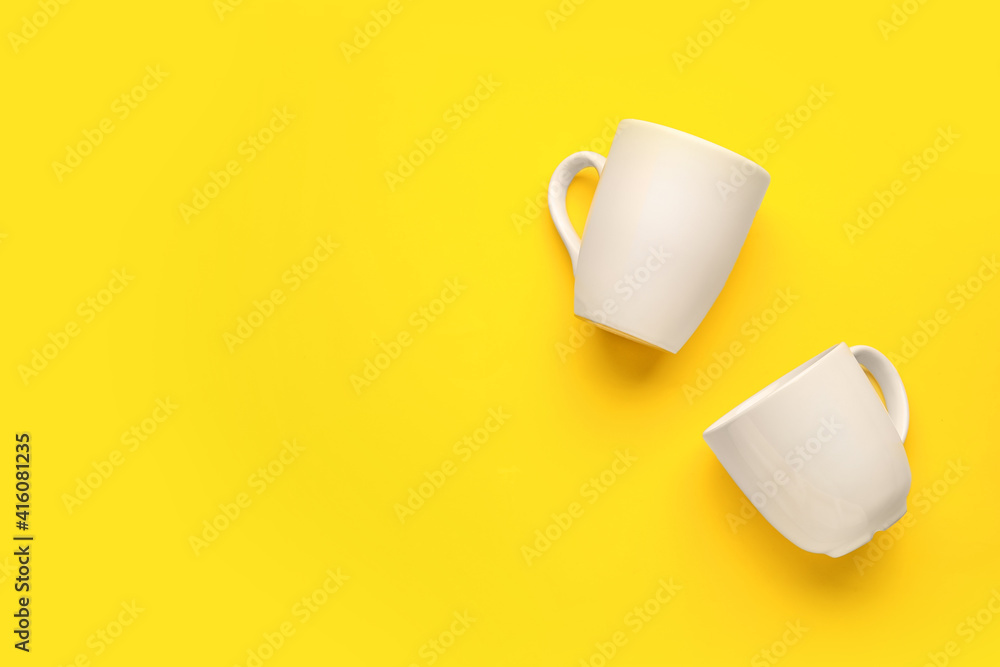 Empty cups on color background - obrazy, fototapety, plakaty 