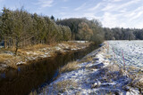 Fototapeta  - Landschaft mit Bachlauf im Winter in Ocholt