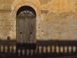 Stare drewniane drzwi na Malcie na które pada cień