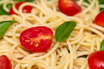 Spaghetti pasta with arugula and cherry tomatoes