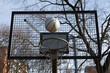 Öffentlicher Basketballkorb mit Ball in der Luft