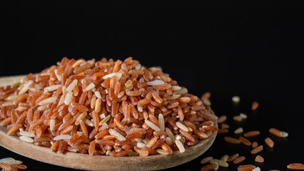 Rice grain varieties Red Jasmine Rice or Red Brown Rice. New native variety of Thailand. Vitamin B helps to treat allergies. And does not cause allergic reactions Suitable for patients with anemia.