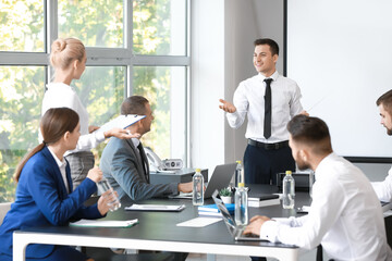 Poster - Businessman giving presentation during meeting in office