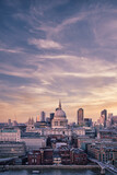 Fototapeta Londyn - Stunning view of St Paul's Cathedral and London cityscape under the mesmerizing sunset sky