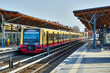 Die neue Baureihe 483/484 der Berliner S-Bahn im Fahrgastbetrieb am Bahnhof Baumschulenweg
