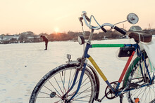 Bicicletă Retro, Vintage, Pentru Pescuitul De Iarnă. Pe Un Lac înghețat Iarna. Pescarii Pescuiesc în Fundal