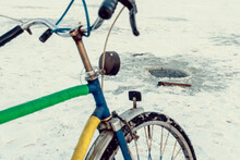 Bicicletă Retro, Vintage, Pentru Pescuitul De Iarnă. Pe Un Lac înghețat Iarna.