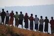 © Julien Rondez - Chaine humaine en Afrique au Burundi pour  le transport de matériel