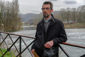 Portrait d'un homme dans parc