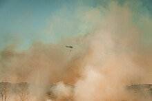 Helicóptero Apagando Un Incendio En El Que El Fuego Crea Mucho Humo