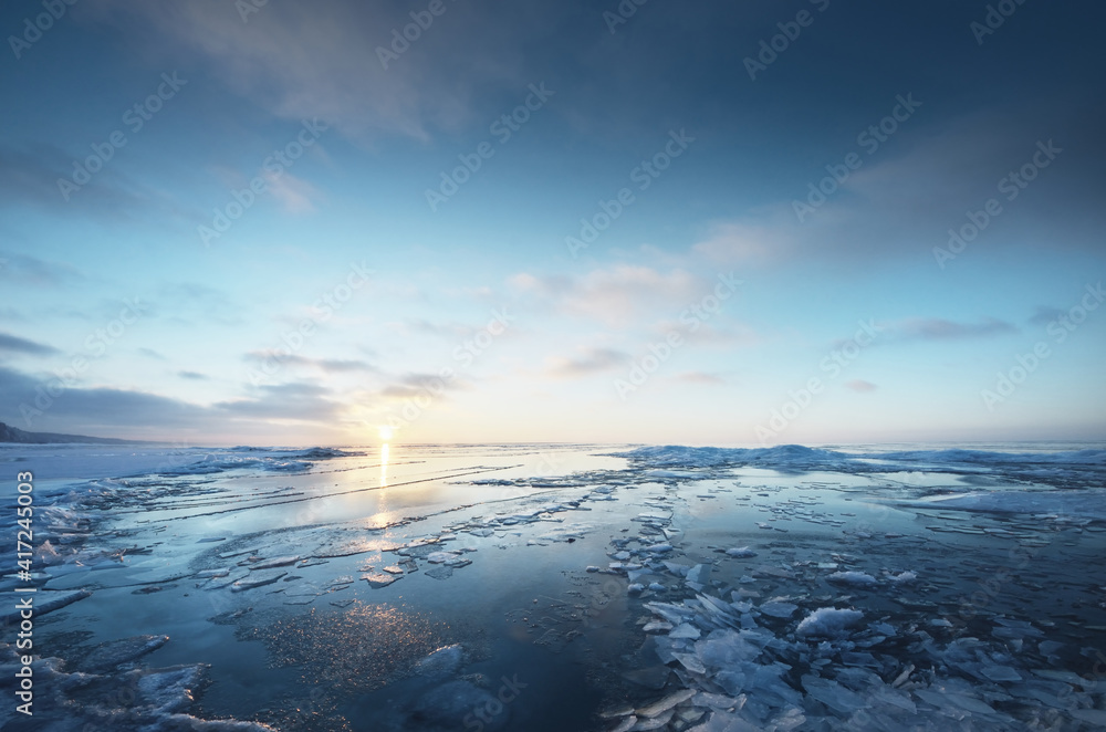 Fotografia Panoramic view of the snow-covered shore of the frozen Baltic sea at sunset