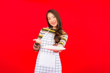 Poster - Portrait beautiful young asian woman show empty dish