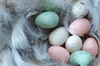 Pastelowe nakrapiane jaja otoczone piórami święta wielkanocne ozdoba wystrój