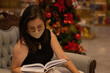 © FFernandes - mulher sentada de mascara lendo livro no natal