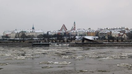 Canvas Print - City skyline of Warsaw in Poland on gloomy winter day, river view with ice floe