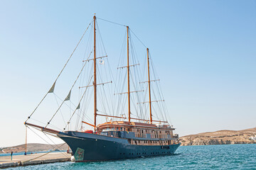 Wall Mural - Segelschiff im Hafen von Parikia, Insel Paros, Kykladen, Griechenland