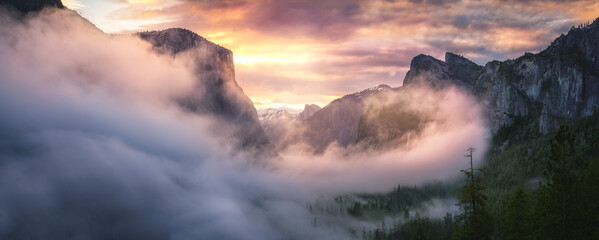 sunrise at the tunnel view in yosemite nationalpark, california, usa