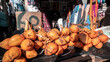 Pomarańczowe owoce kokosowe na stoisku na bazarze.