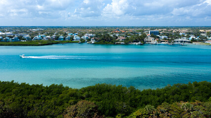 Fototapete - Beautiful beaches of Jupiter Island and its emerald green and aqua blue waters coastal Florida with the horizon in the background